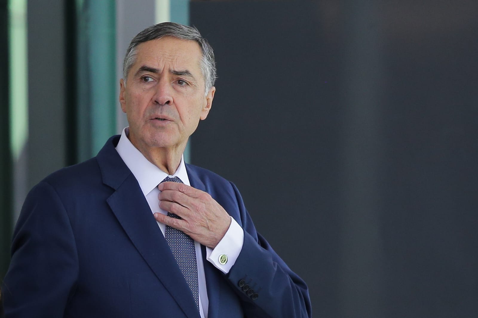 Prestes a se aposentar do STF, Barroso passa mal e vai ao hospital