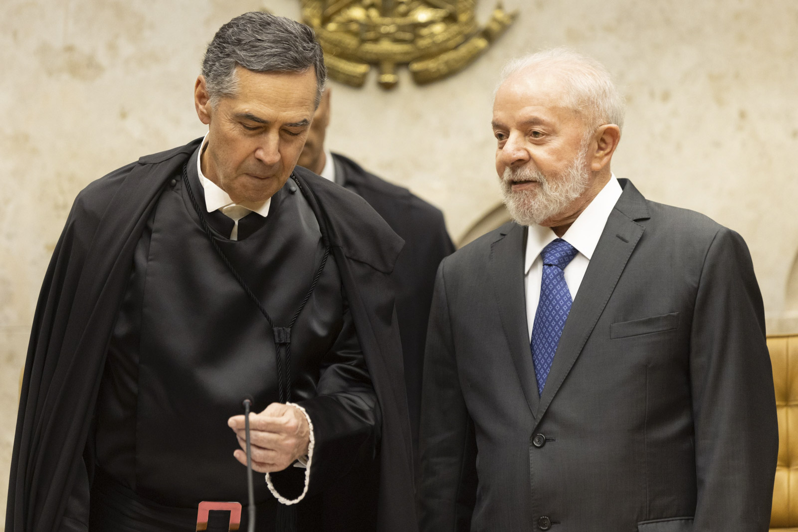 Lula assina aposentadoria de Barroso, que deixa o STF no sábado