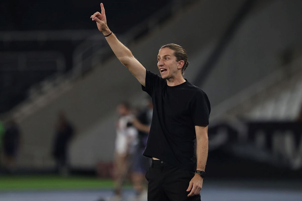 Filipe Luís projeta jogo contra o Palmeiras e faz crítica à arbitragem