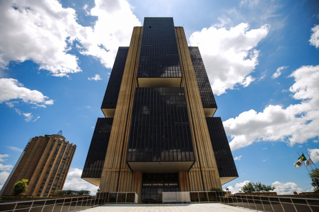 previa-do-pib-interrompe-serie-de-quedas-e-sobe-0,4%-em-agosto,-diz-bc