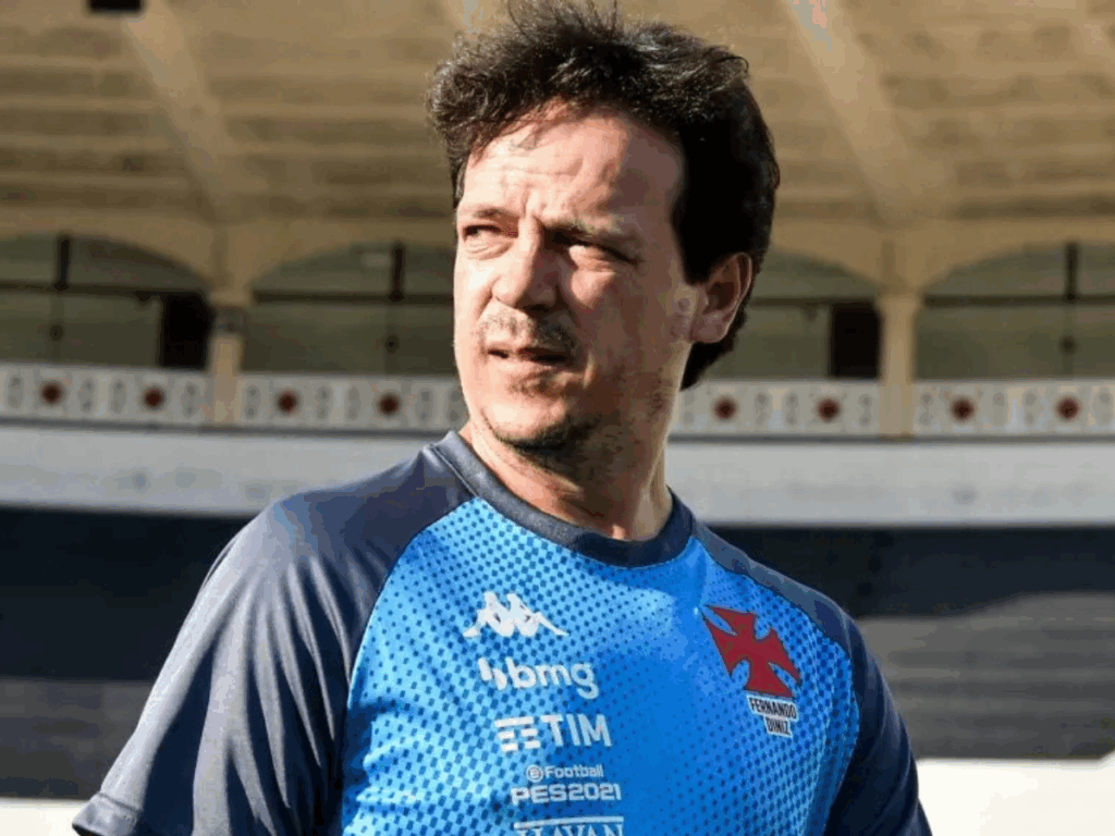 nao-aliviou!-diniz-empurra-jogadores-do-vasco-para-separar-briga-apos-jogo-com-fortaleza