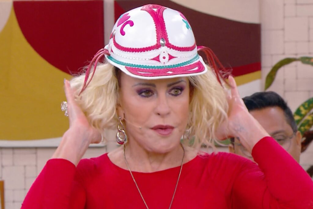 ana-maria-braga-ri-com-presente-de-joao-gomes:-“parecendo-o-bozo”