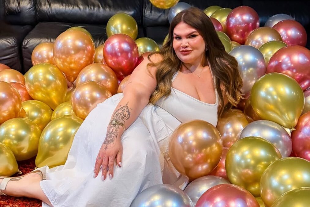 Thais Carla reage a bolo de aniversário personalizado: “Chocada”