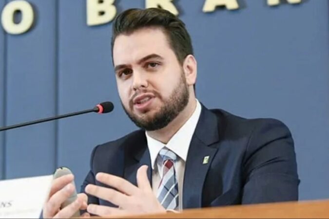 moraes-da-5-dias-para-pf-explicar-ida-de-filipe-martins-aos-eua