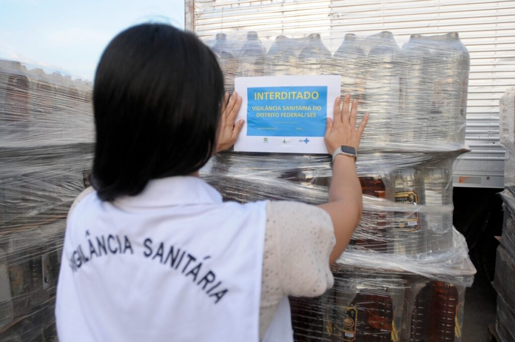 df:-vigilancia-sanitaria-apreende-8-mil-litros-de-bebidas-irregulares