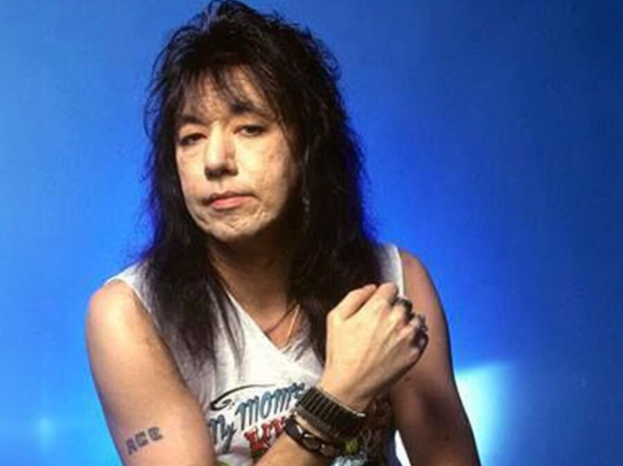 Morre Ace Frehley, guitarrista do Kiss, aos 74 anos