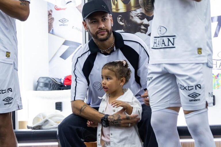 neymar-leva-mavie-ao-vestiario-antes-de-santos-x-corinthians;-assista