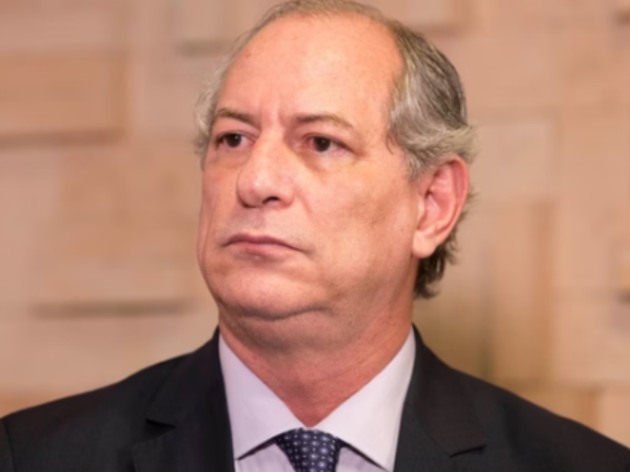 Ciro Gomes se desfilia do PDT