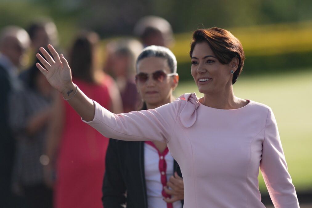 Michelle de sapato alto e nas pegadas do marido