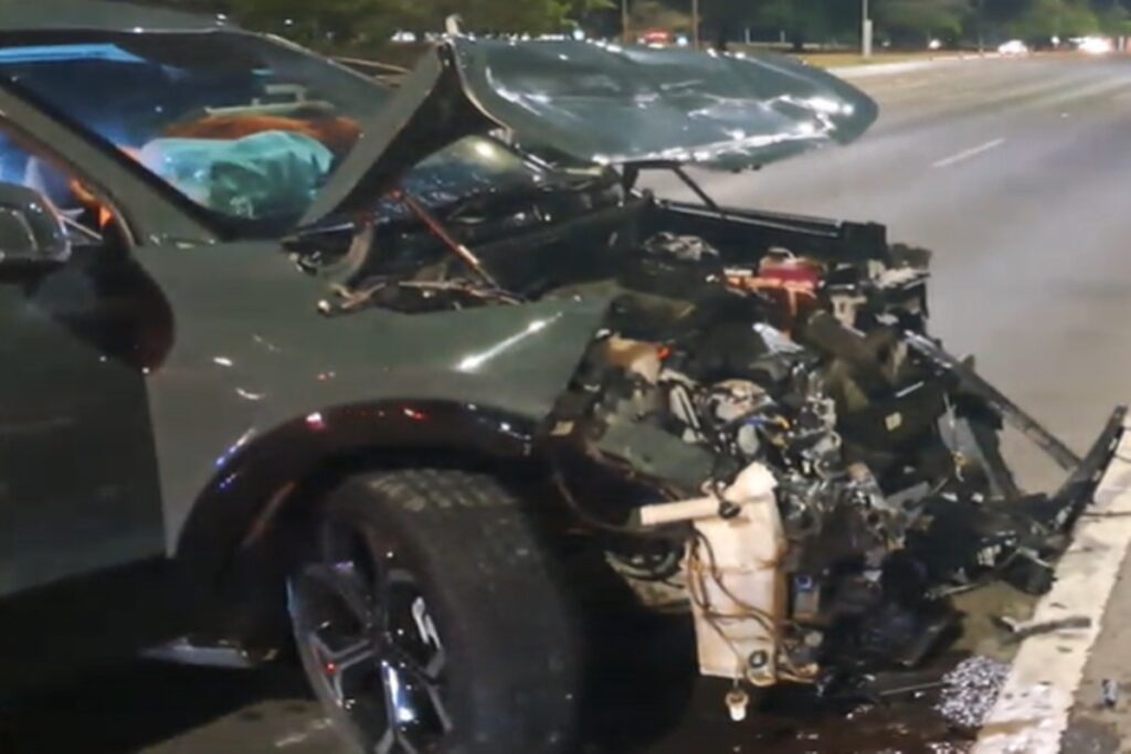 carro-fica-destruido-apos-colisao-entre-veiculos-no-eixao.-veja-fotos