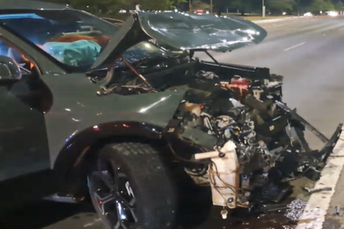 Carro fica destruído após colisão entre veículos no Eixão. Veja fotos