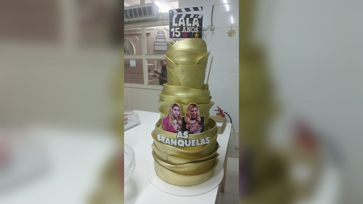 Tema de filme: veja o bolo de 15 anos da filha caçula de Bolsonaro