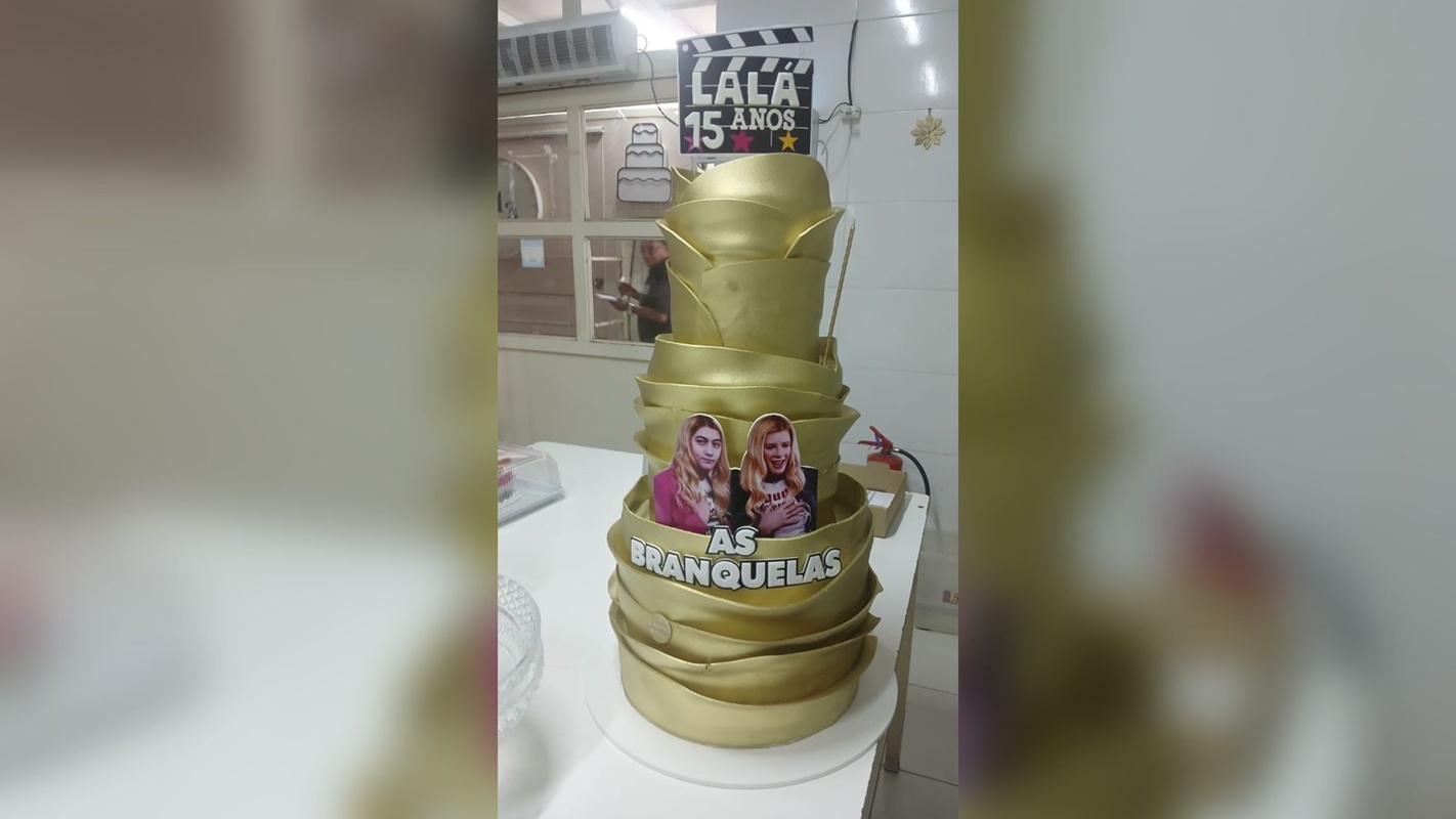 Tema de filme: veja o bolo de 15 anos da filha caçula de Bolsonaro