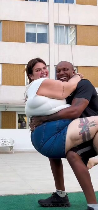 Thaís Carla realiza sonho de ser carregada pelo marido após perder 70kg