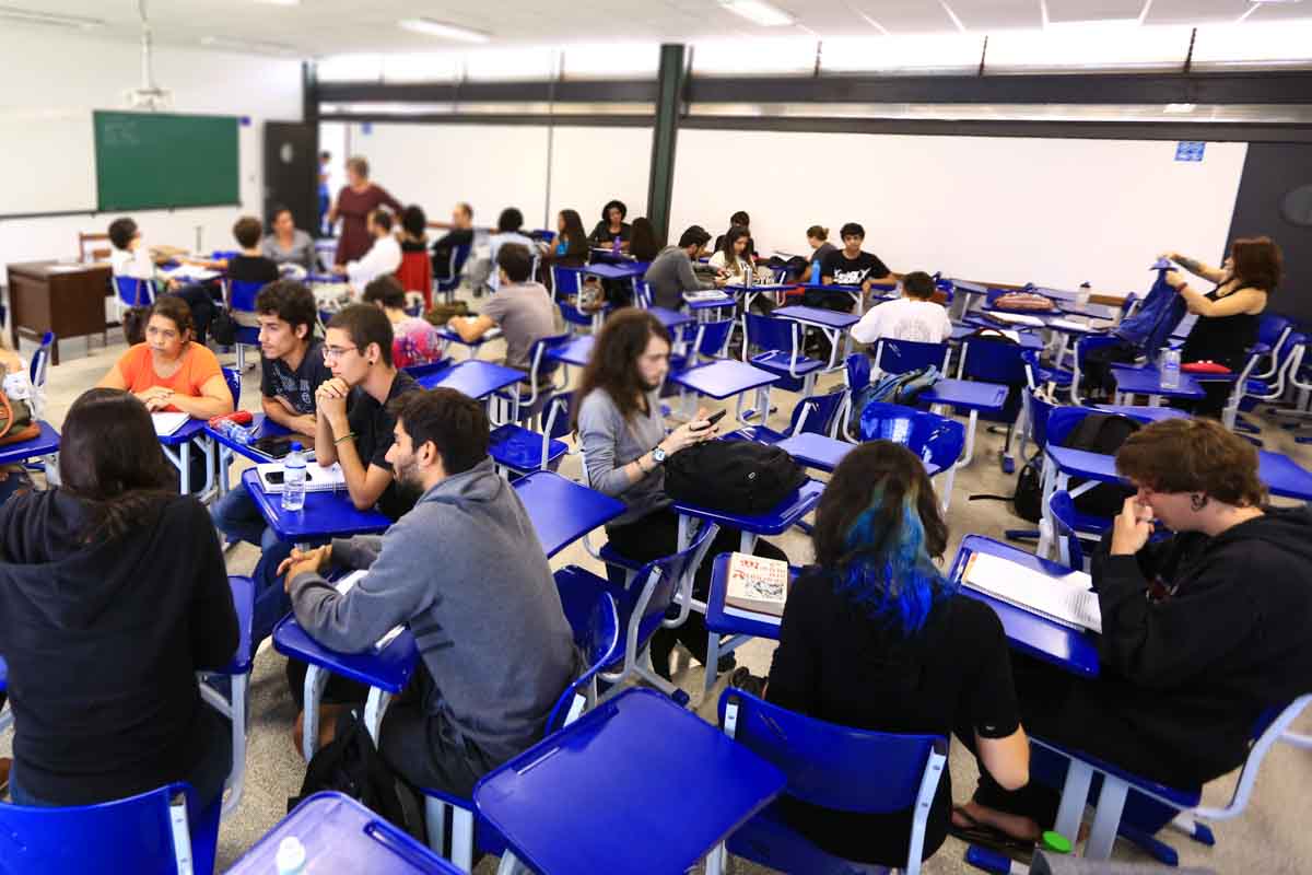 Governo Lula anuncia ampliação de programa de apoio a cursinho popular