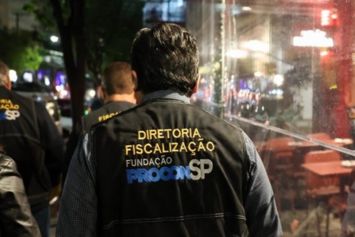 Procon encontra garrafas com suspeita de adulteração em São Paulo