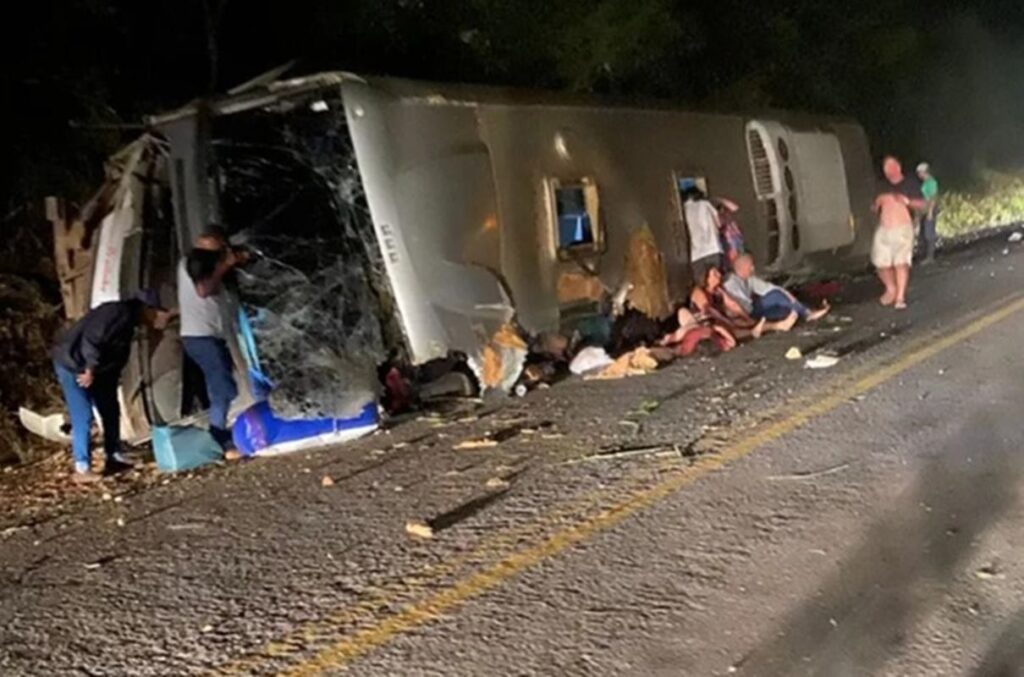 onibus-que-capotou-em-pe-levava-mais-passageiros-que-o-declarado