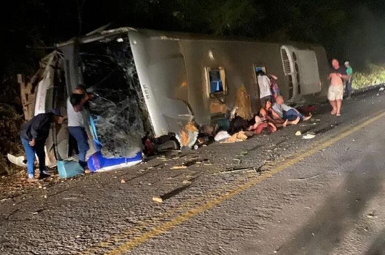 onibus-que-capotou-em-pe-levava-mais-passageiros-que-o-declarado