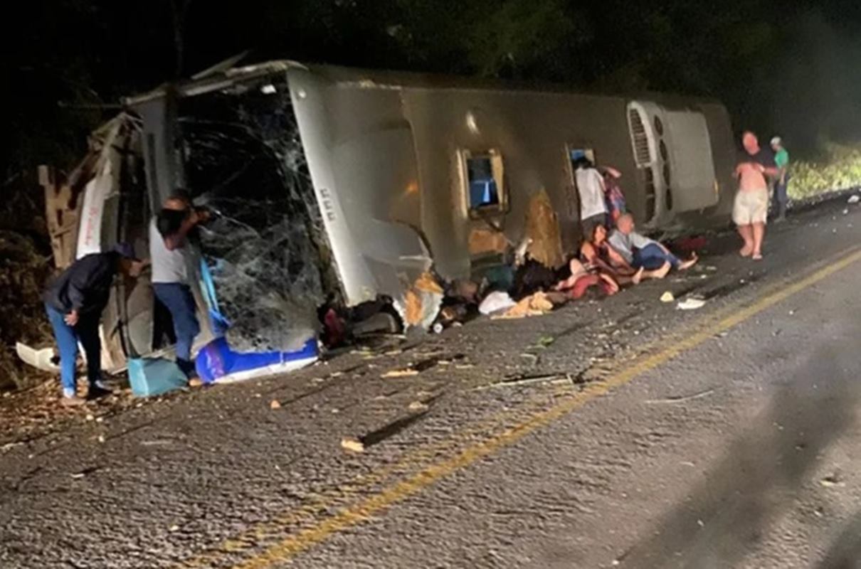Ônibus que capotou em PE levava mais passageiros que o declarado