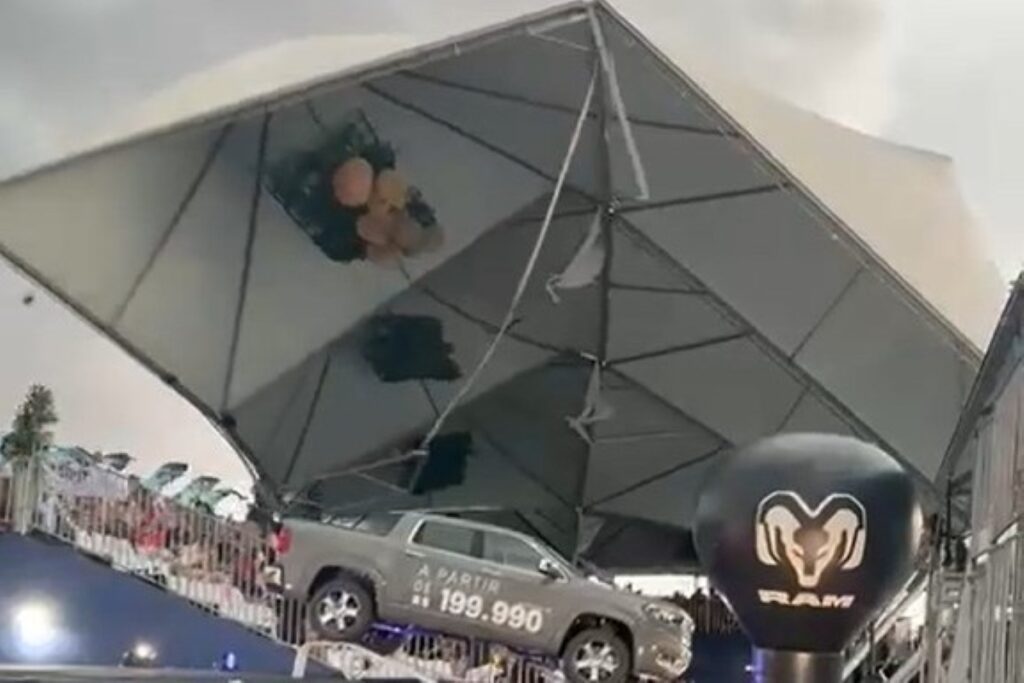 ventos-de-84-km/h-derrubam-cobertura-de-arquibancada-em-ribeirao-preto