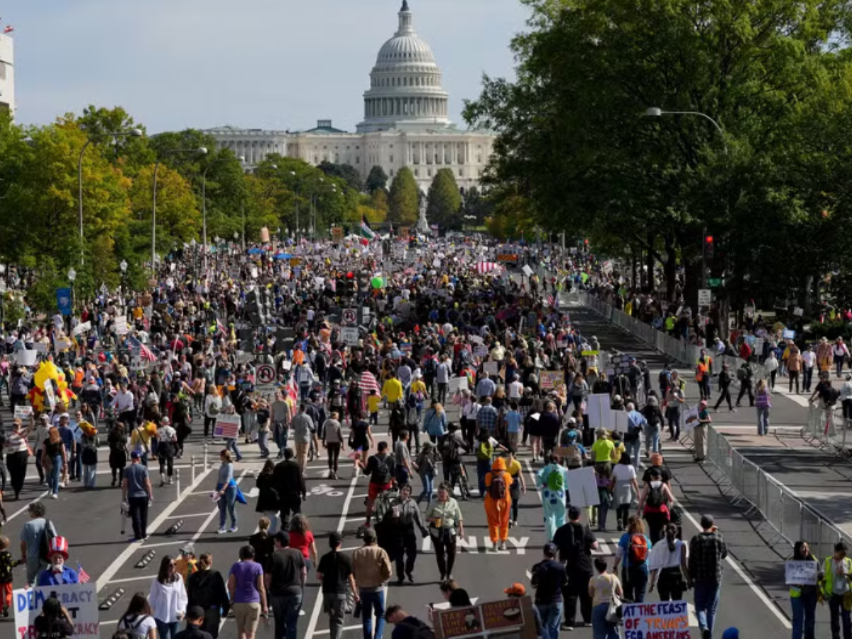 Protestos contra políticas de Trump levam milhares às ruas nos EUA e na Europa