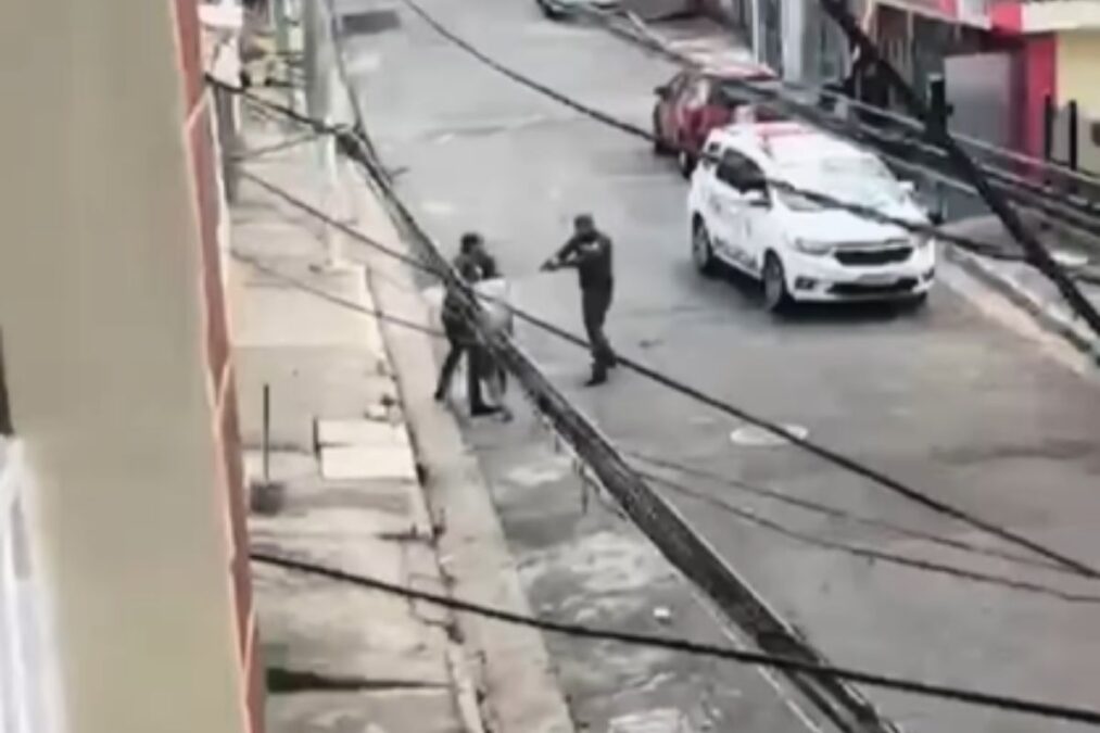 Vídeo: homem morre baleado após tentar pegar arma de policial