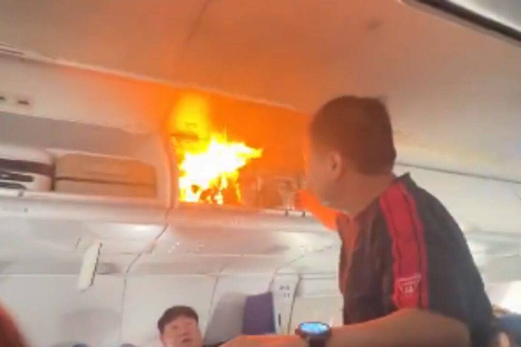 video:-mala-pega-fogo-em-aviao-e-passageiros-se-desesperam