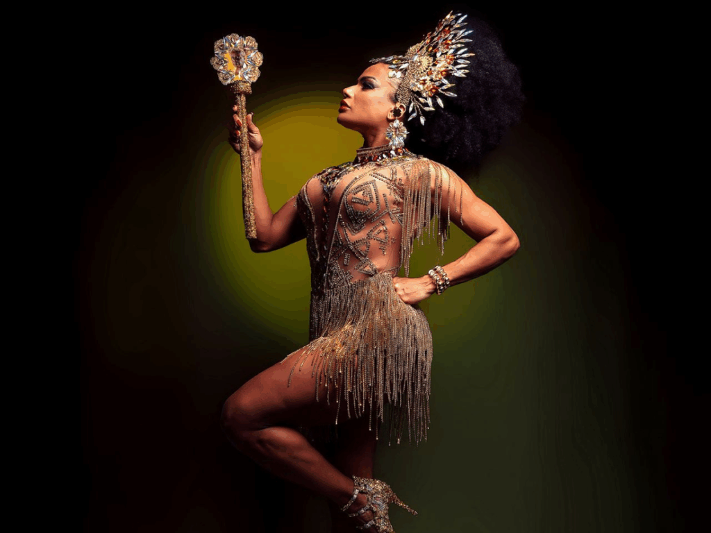 rainha-de-bateria,-quiteria-chagas-usa-look-inspirado-em-conceicao-evaristo-na-imperio-serrano