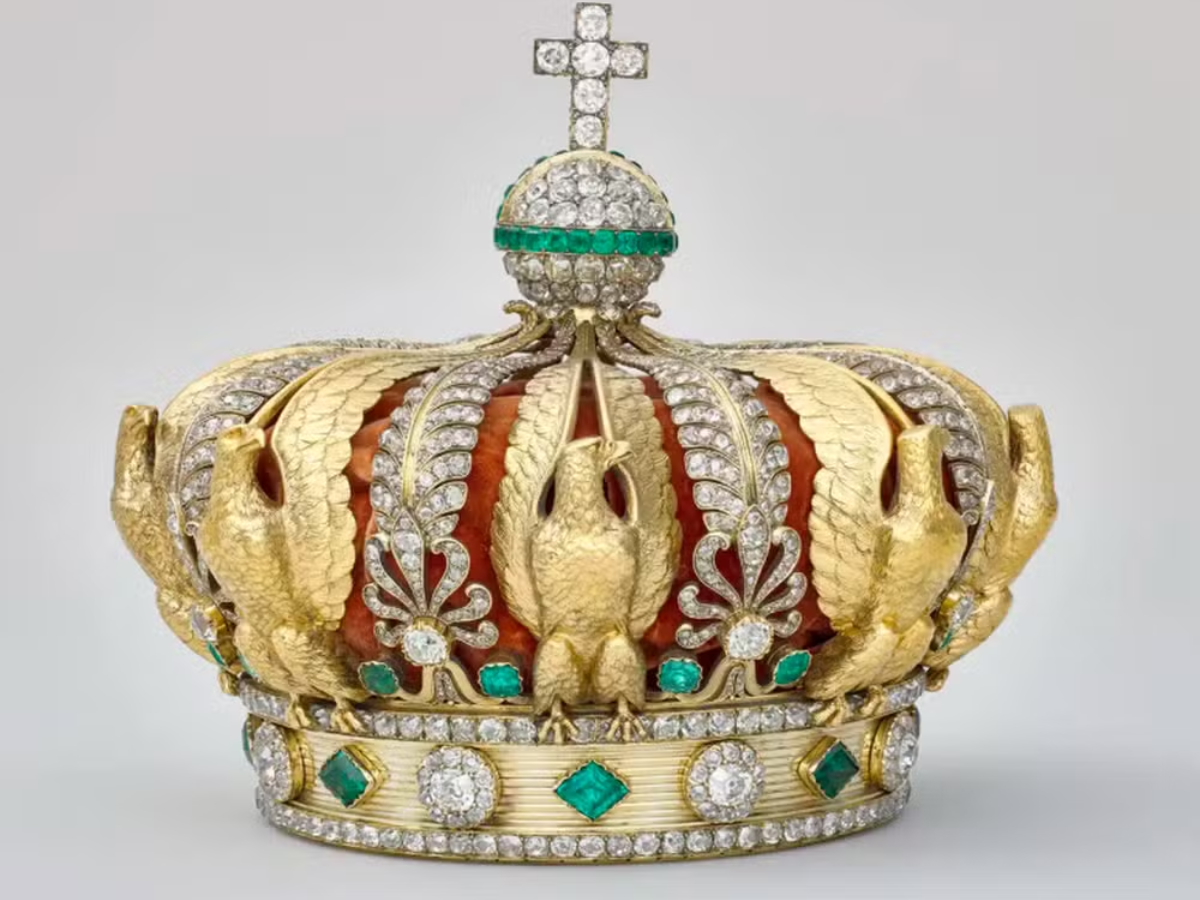 coroa-de-1,3-mil-diamantes-roubada-no-louvre-e-encontrada-em-rua-de-paris