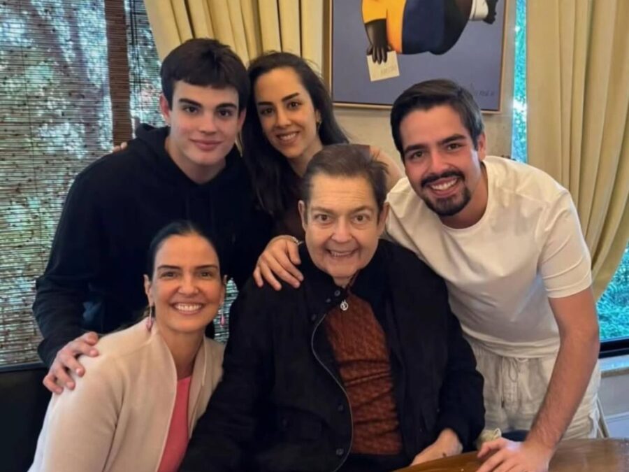 João Silva compartilha momentos com Faustão, mãe e irmãos: “Família é tudo”
