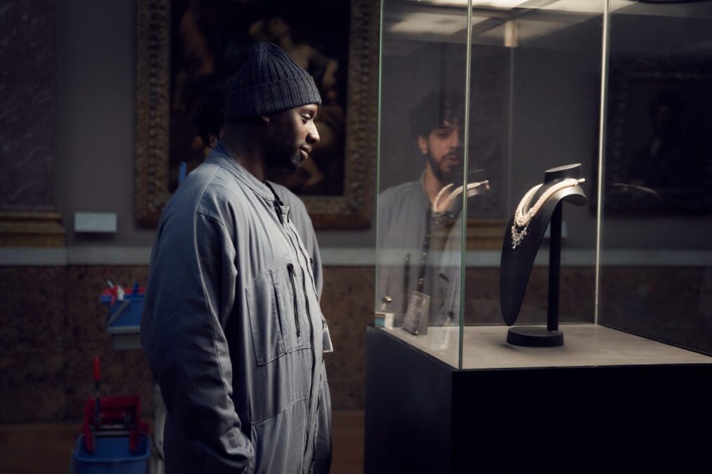 Personagem da série Lupin vira “principal suspeito” de roubo no Louvre