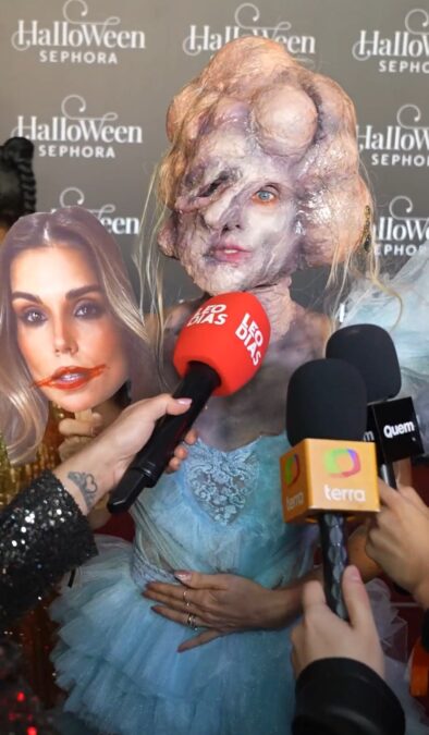 Flávia Viana surge irreconhecível em baile de halloween com fantasia inspirada em filme