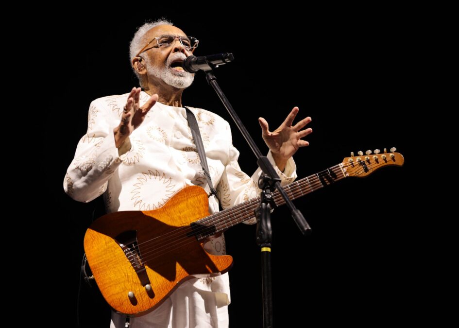 Na reta final da turnê de despedida, Gilberto Gil emociona com sucessos que marcaram época