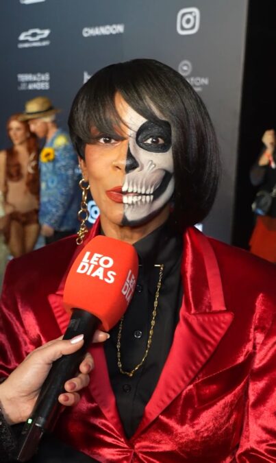 Rita Batista se transforma na “Senhora do Tempo” e impressiona em baile de Halloween