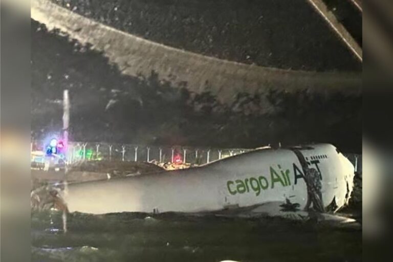 aviao-de-carga-derrapa-e-cai-no-mar-durante-pouso-em-hong-kong