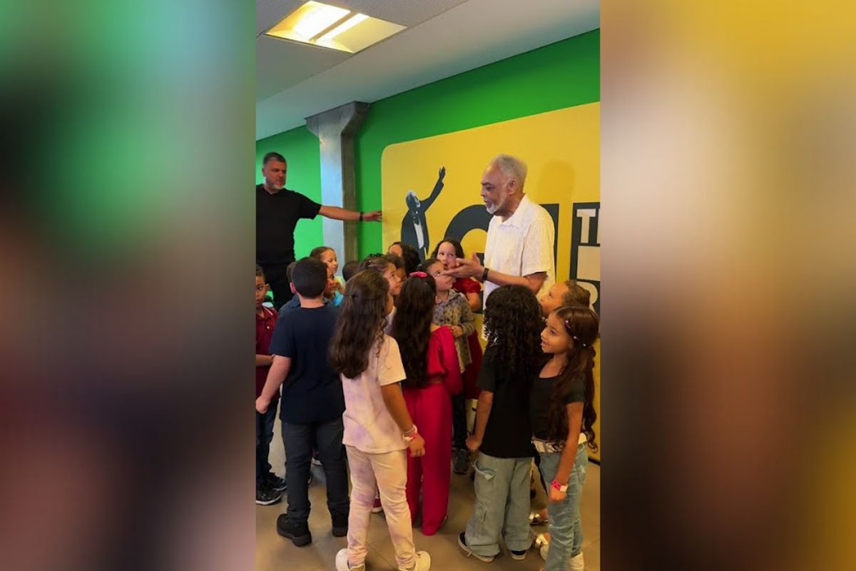 Gilberto Gil presenteia alunos de escola pública com show em SP