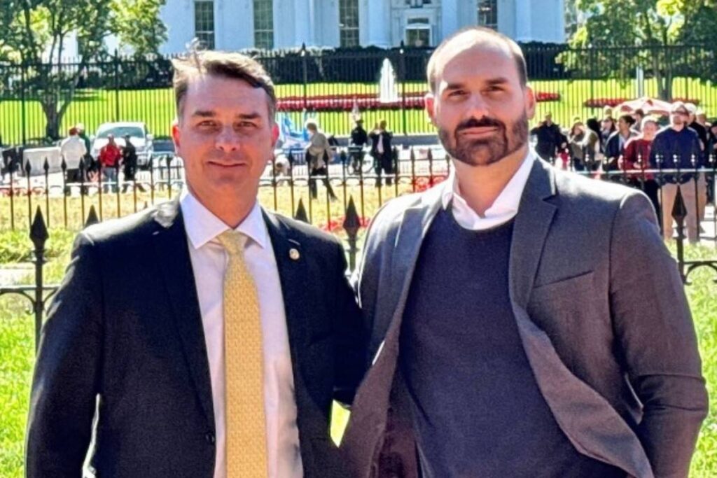 a-segunda-missao-de-flavio-bolsonaro-nos-eua,-alem-de-acalmar-eduardo