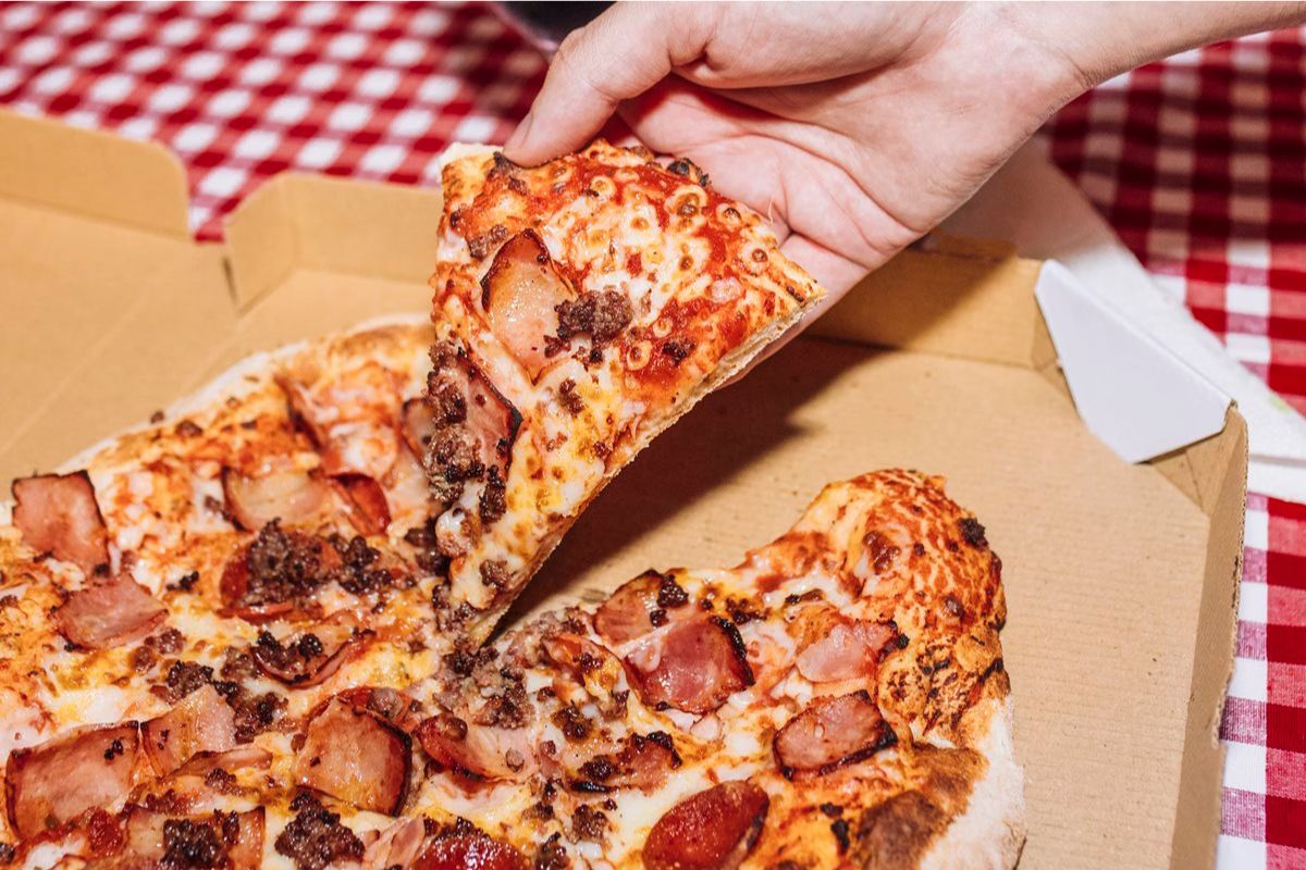 Mulher morre e sobrinho é hospitalizado após comerem pizza em SP