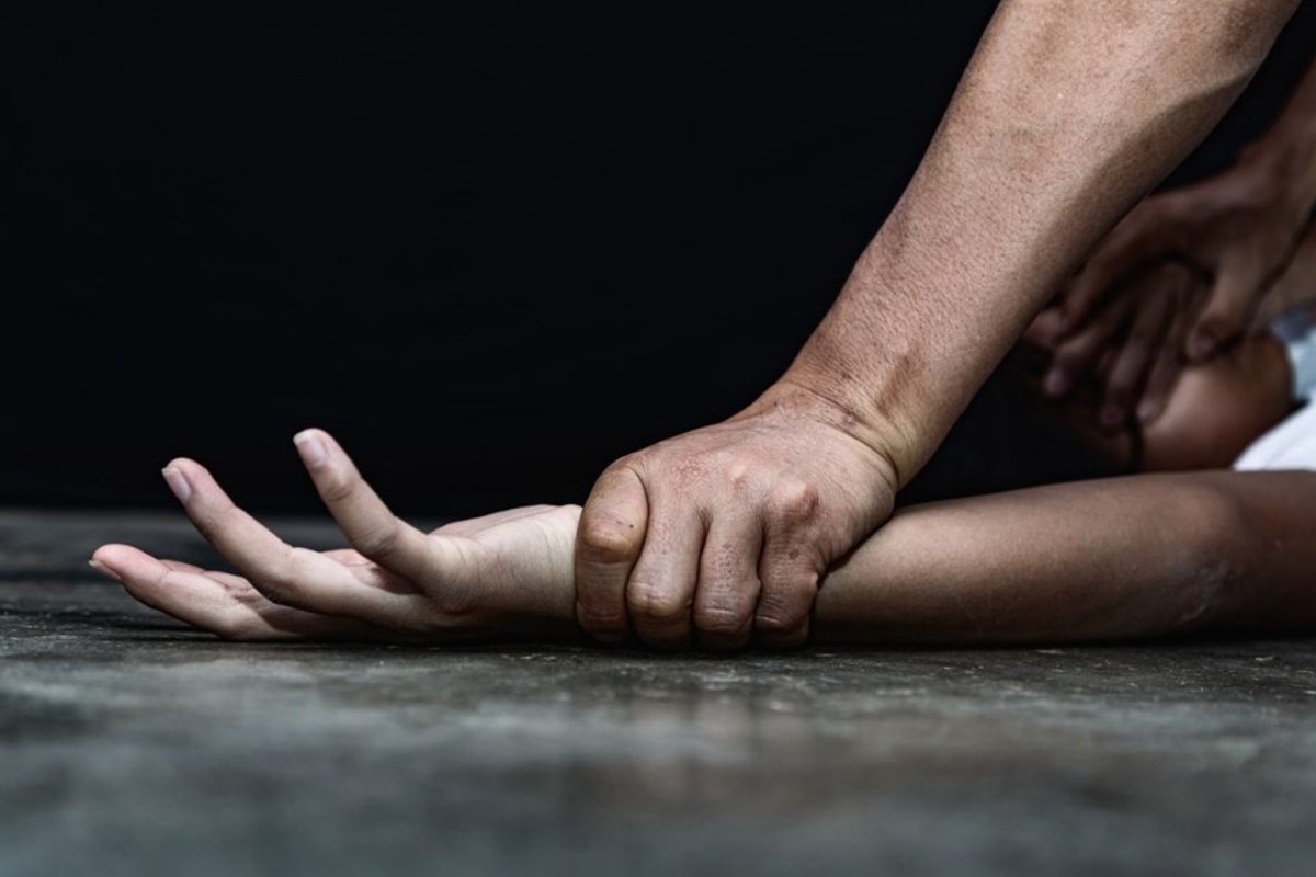 Homem é preso após atacar irmã com facadas e mordidas