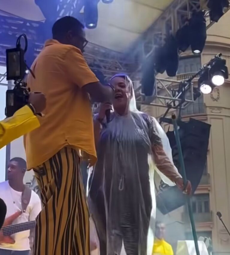 mumuzinho-interrompe-show,-ajuda-funcionaria,-deixa-ela-cantar-e-paga-20x-a-diaria-dela