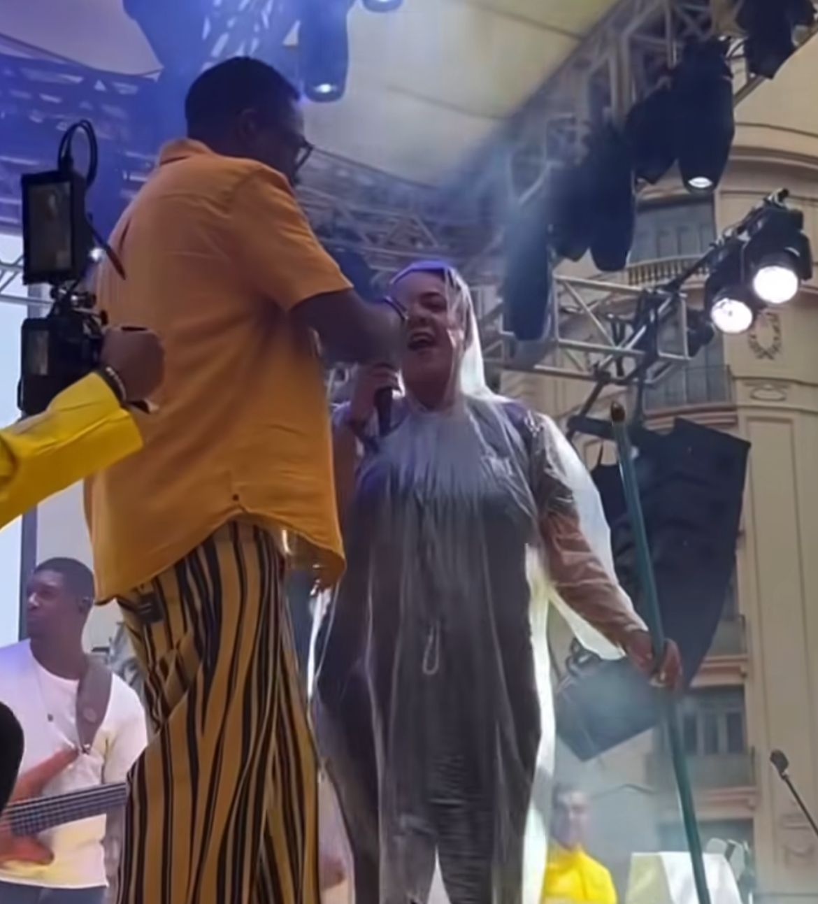 Mumuzinho interrompe show, ajuda funcionária, deixa ela cantar e paga 20x a diária dela