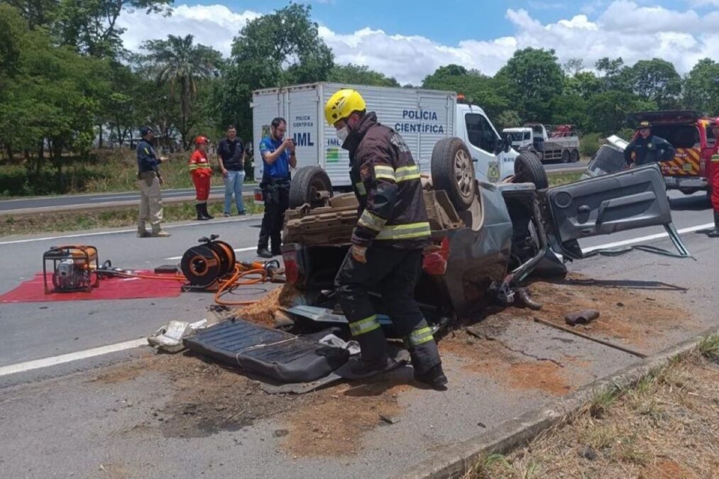 Acidente entre carro e ambulância deixa três mortos na BR-153. Vídeo