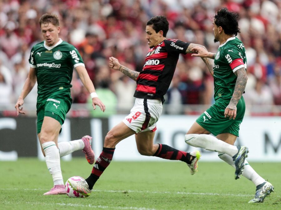 CBF rebate Gustavo Gómez e nega que árbitro tenha desligado rádio em Flamengo x Palmeiras