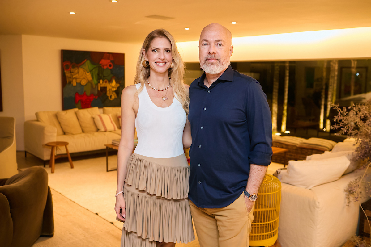 Rodrigo e Susan Neves recebem convidados em animado happy hour