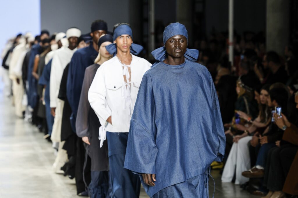 em-completo-silencio,-desfile-de-martins-no-spfw-n60-explora-o-jeans