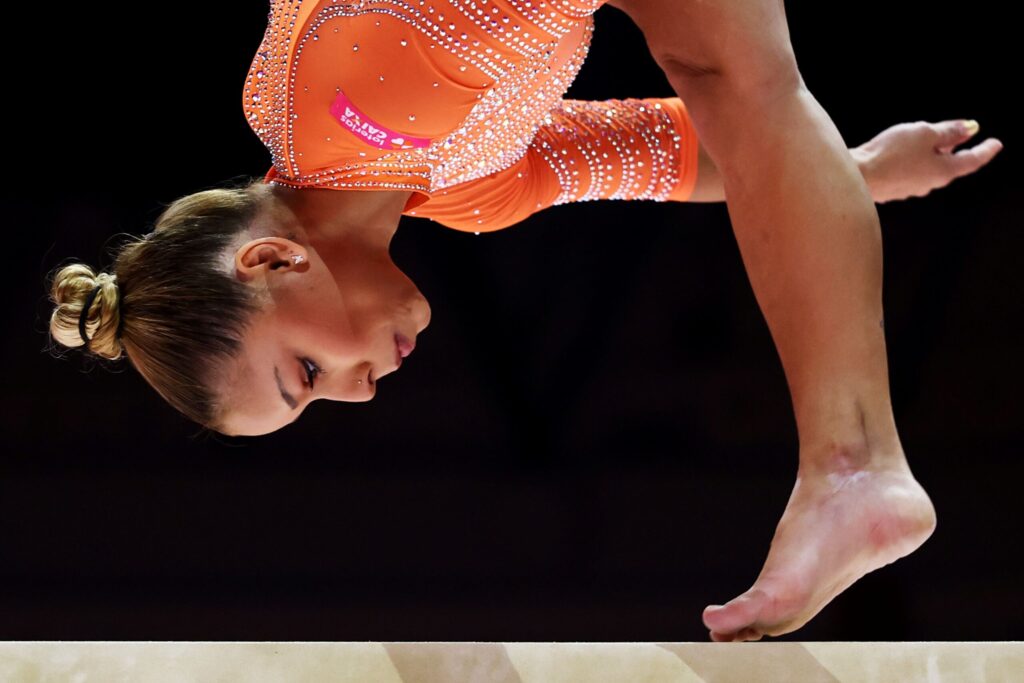 flavia-saraiva-brilha-e-vai-a-final-da-trave-no-mundial-de-ginastica