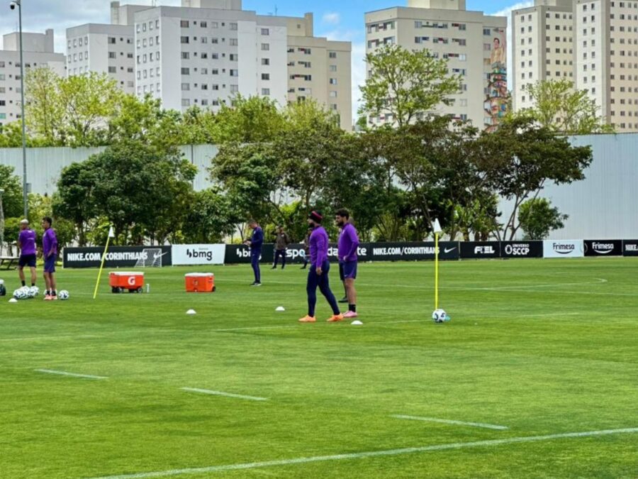 Hugo Souza fica fora de treino do Corinthians; Carrillo e Ramalho retornam normalmente