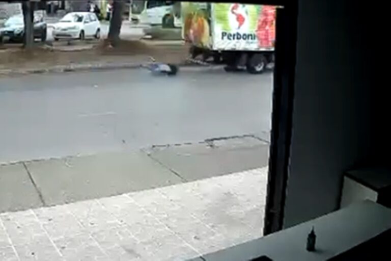 video:-homem-se-pendura-em-caminhao,-cai-e-e-arrastado-por-rua-no-df