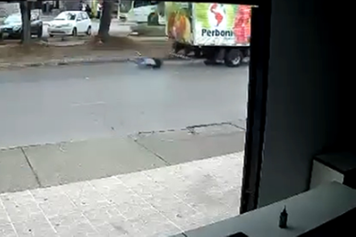 Vídeo: homem se pendura em caminhão, cai e é arrastado por rua no DF
