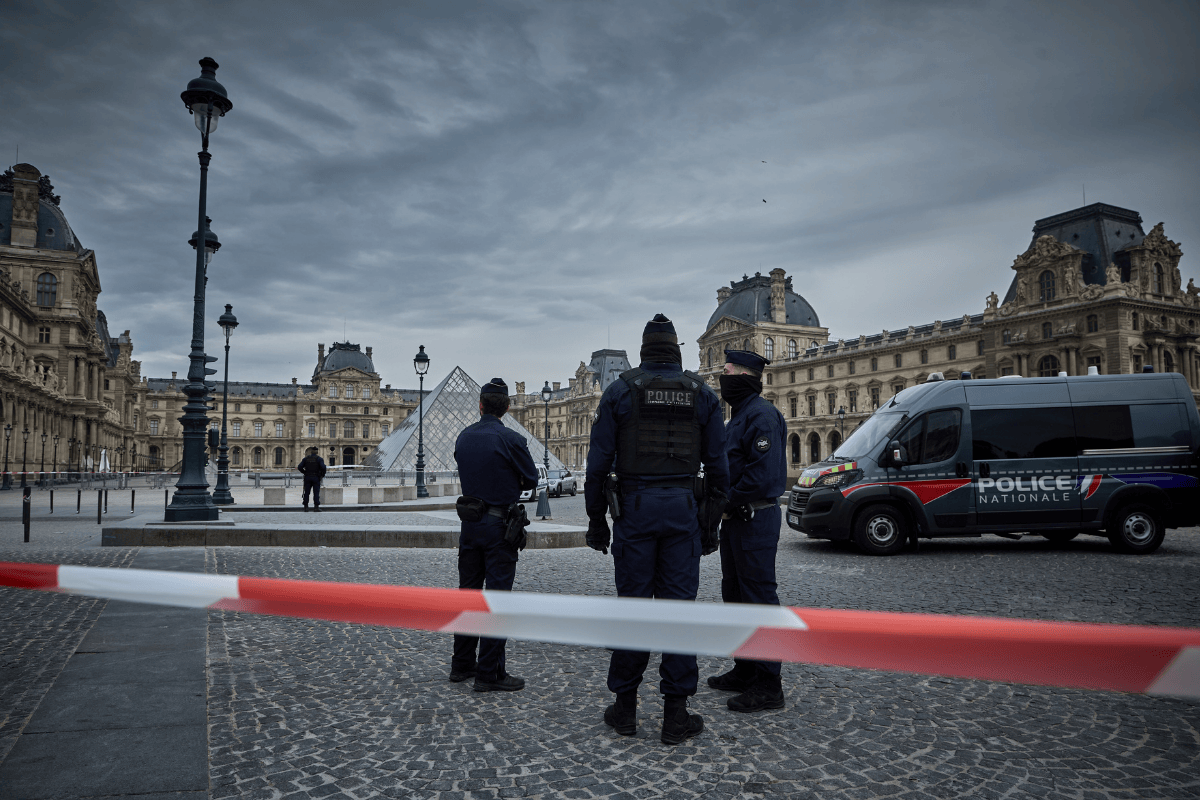 Veja fotos de joias da era napoleônica roubadas do Museu do Louvre